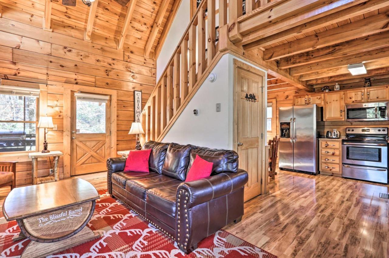 Cozy Cabin With Hot Tub In The Heart Of Pigeon Forge Exterior photo