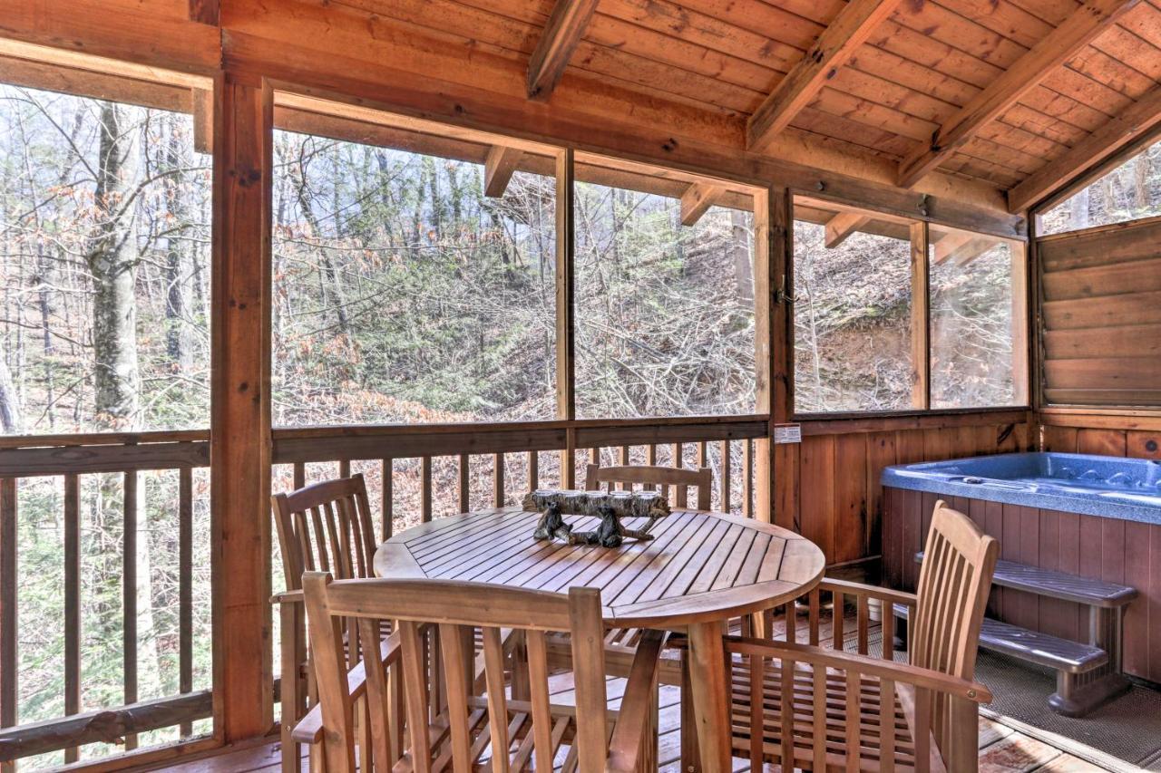 Cozy Cabin With Hot Tub In The Heart Of Pigeon Forge Exterior photo