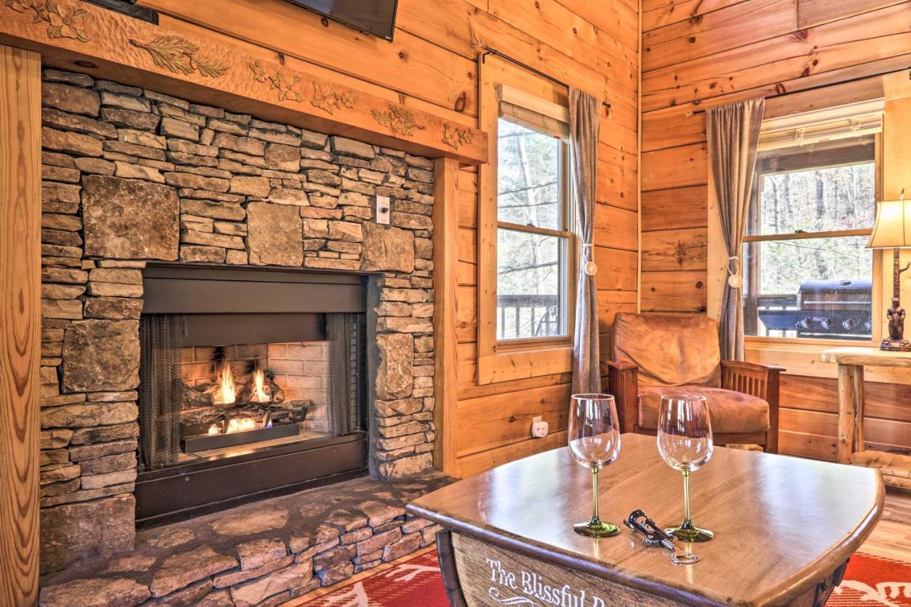 Cozy Cabin With Hot Tub In The Heart Of Pigeon Forge Exterior photo