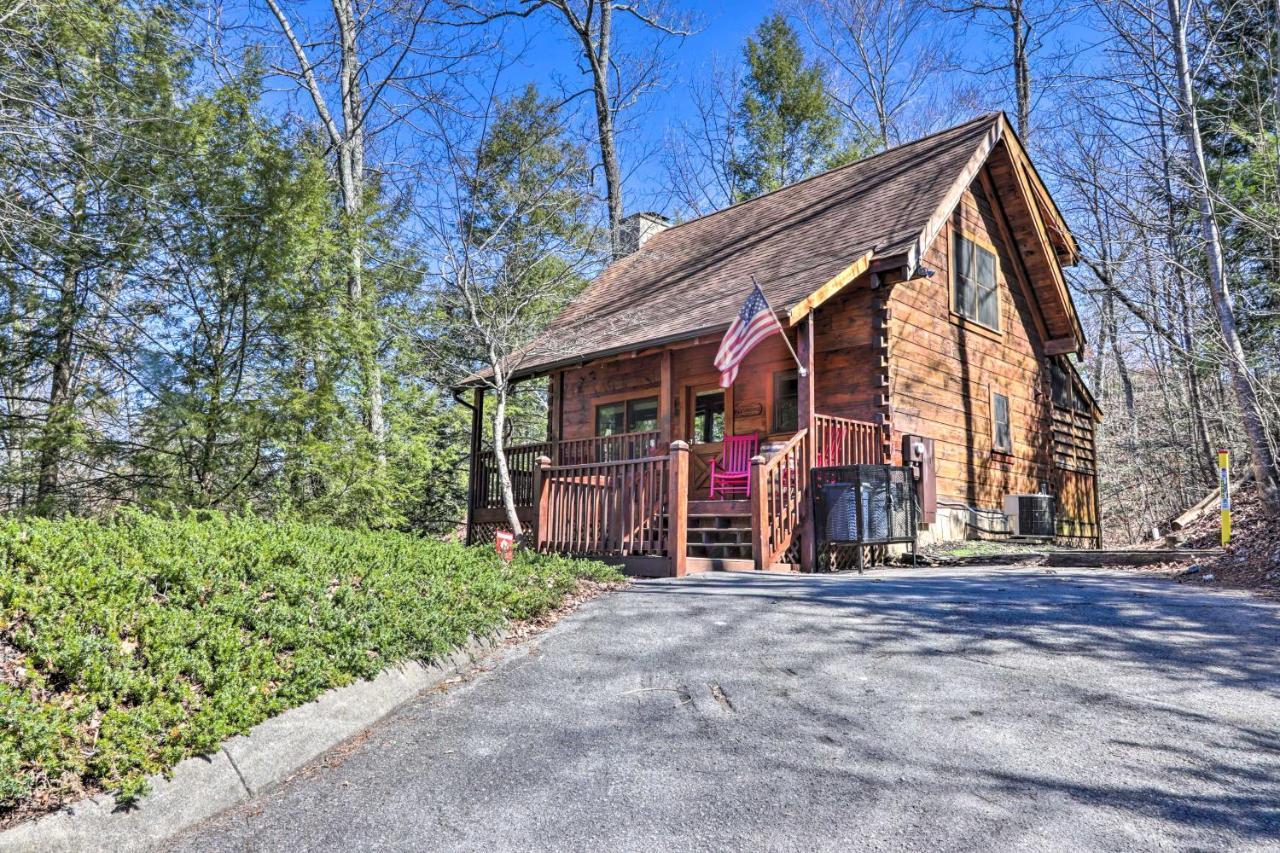 Cozy Cabin With Hot Tub In The Heart Of Pigeon Forge Exterior photo