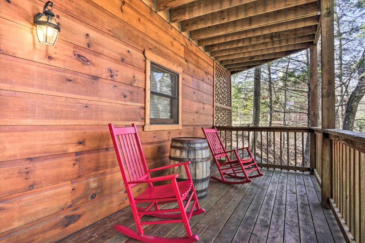 Cozy Cabin With Hot Tub In The Heart Of Pigeon Forge Exterior photo