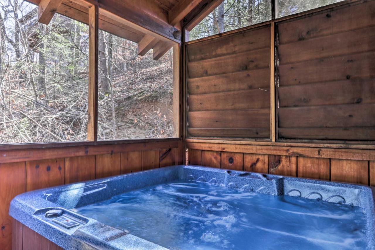 Cozy Cabin With Hot Tub In The Heart Of Pigeon Forge Exterior photo