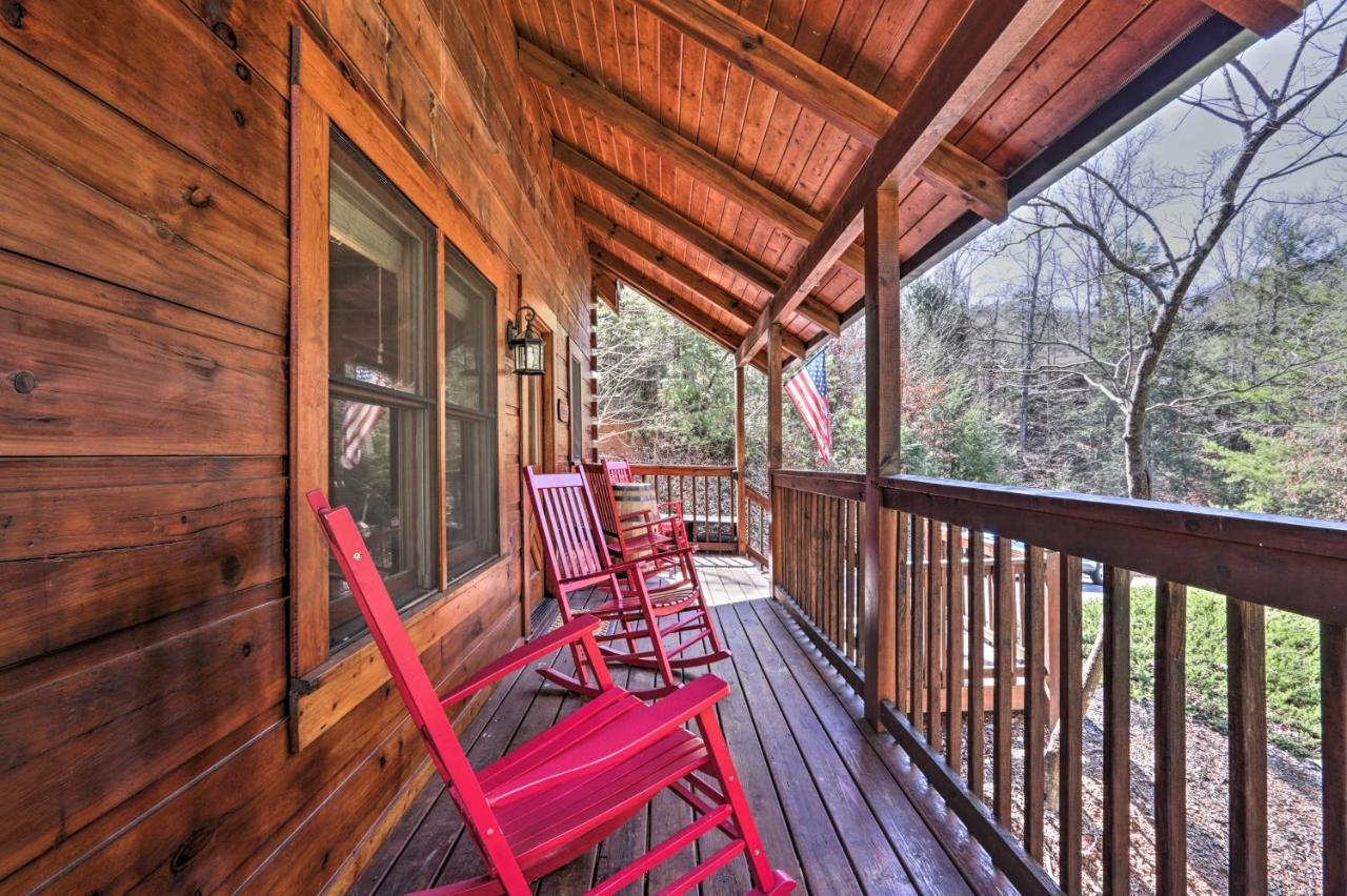 Cozy Cabin With Hot Tub In The Heart Of Pigeon Forge Exterior photo
