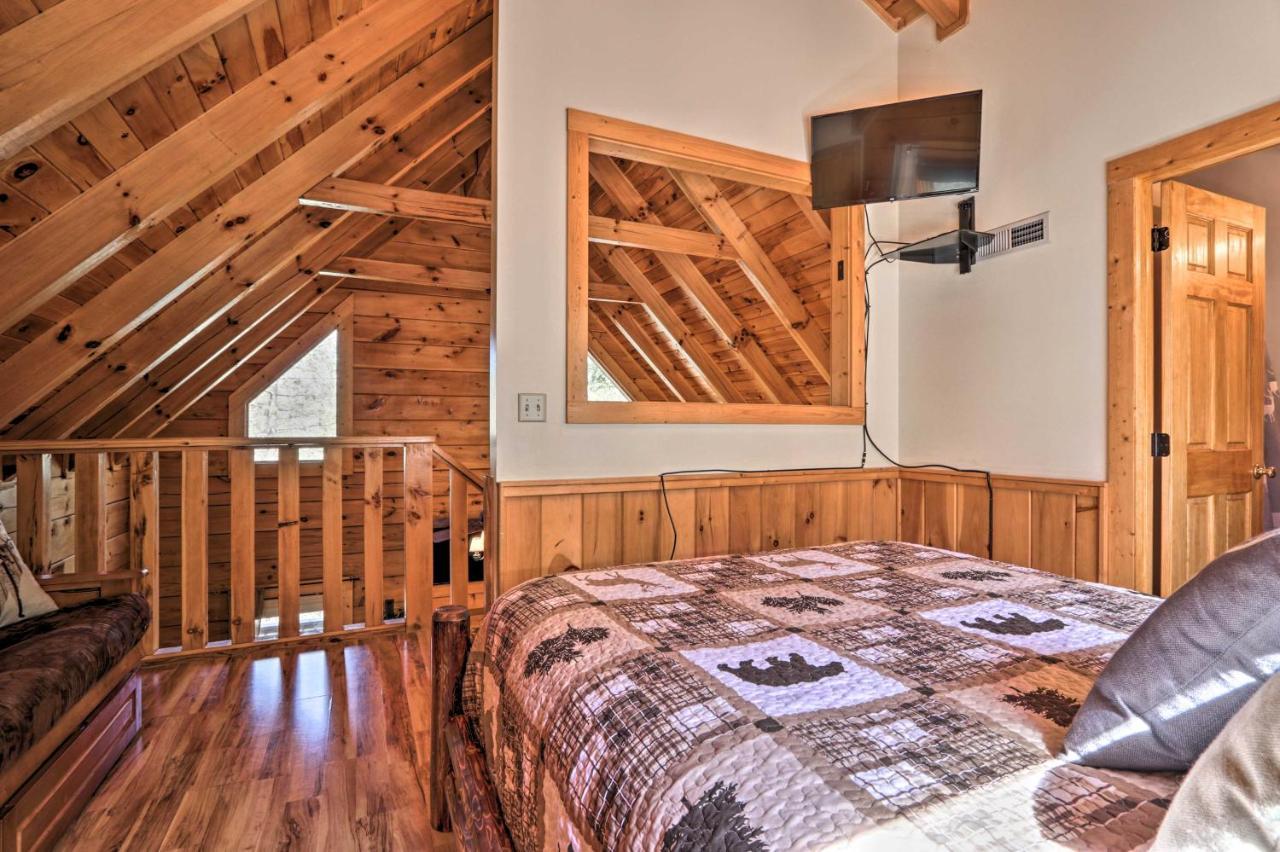 Cozy Cabin With Hot Tub In The Heart Of Pigeon Forge Exterior photo